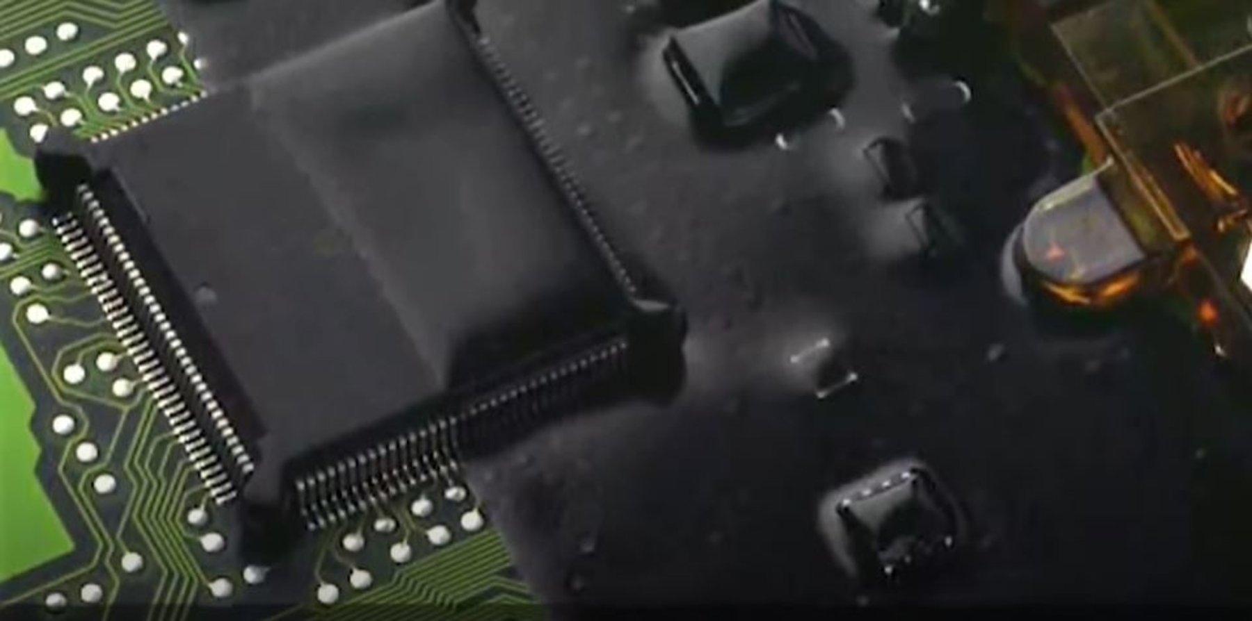 Dymax aplica recubrimiento electrónico negro a tarjetas de circuito impreso